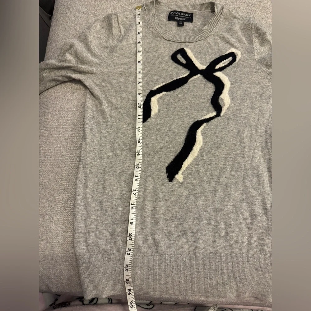 Banana Republic Gray Sweater with Black and White Bow Design XS